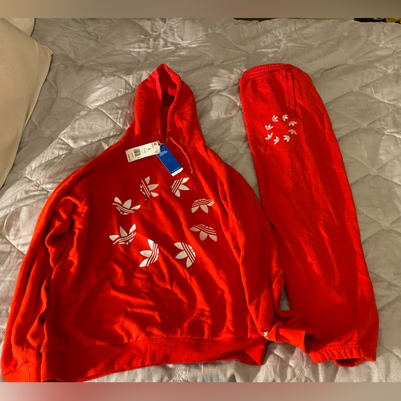 Brand New - Adidas Sweatsuit - Large hoodie - XL pants - Picture 1 of 4